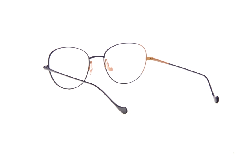 Caroline Abram VITA 548